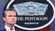 USA Washington D.C. 2026 | Verteidigungsminister Pete Hegseth steht vor einem Logo des Pentagons USA Washington D.C. 2026 | Verteidigungsminister Pete Hegseth steht vor einem Logo des Pentagons