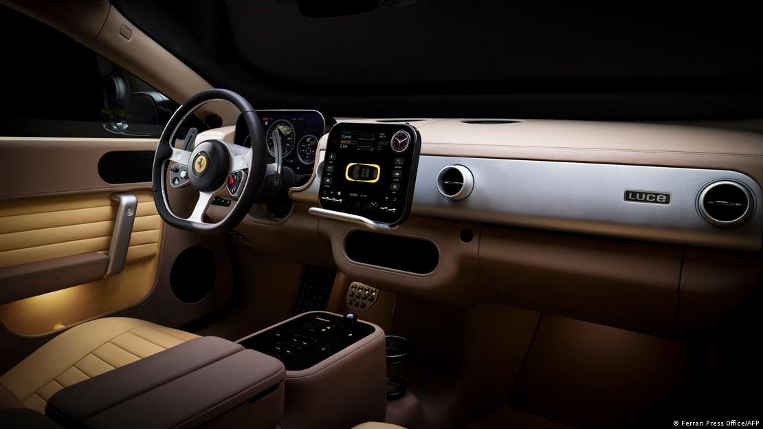 El interior del Ferrari Luce, el primer automóvil totalmente eléctrico de la marca italiana, presentado en Roma el 25 de mayo de 2026.