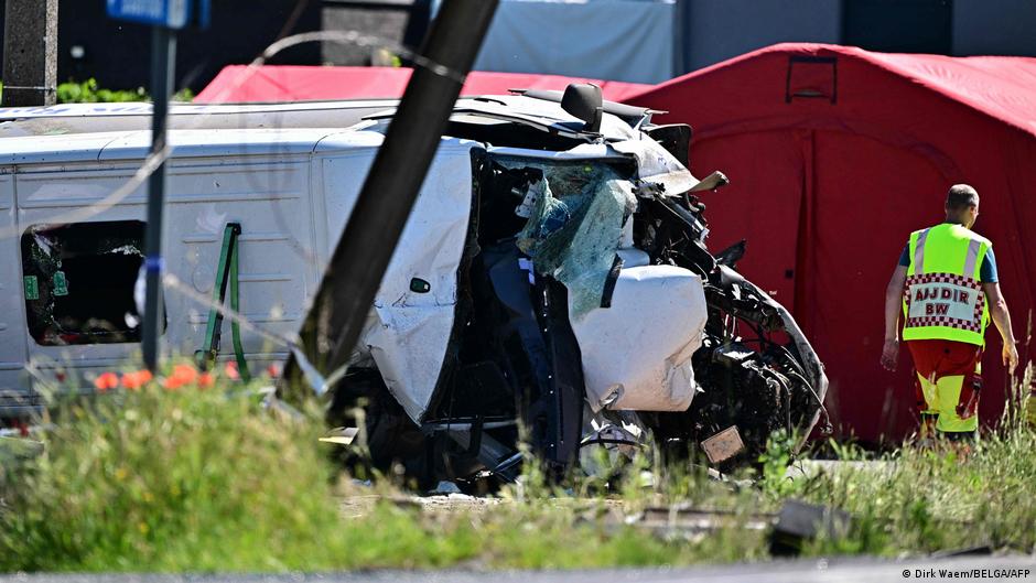 Четыре человека погибли при столкновении поезда и школьного автобуса в Бельгии