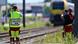 Equipos de rescate en el lugar del accidente tras colisión entre un tren y un autobús escolar en Bélgica.