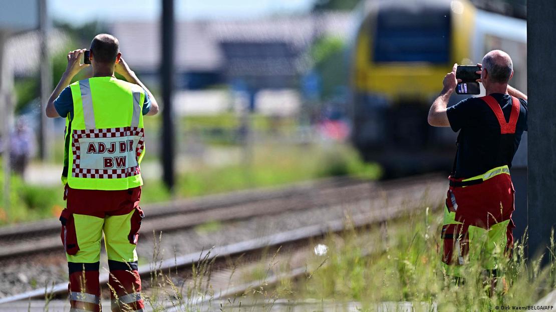 Equipos de rescate en el lugar del accidente tras colisión entre un tren y un autobús escolar en Bélgica.