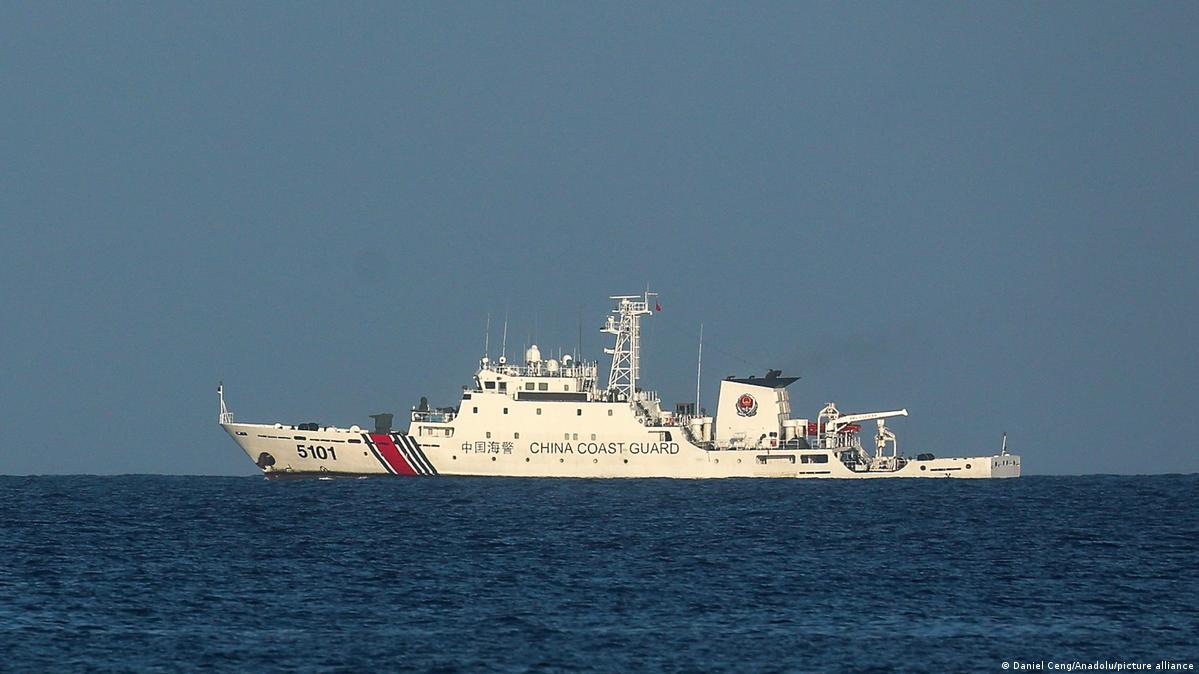 2026年5月,一艘中国海警船在争议水域、马尼拉控制的中业岛(菲方称为巴加萨岛)沿岸航行。