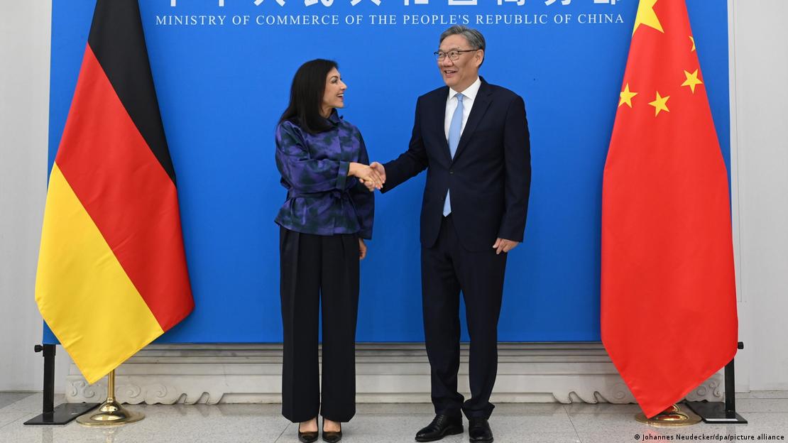 A ministra alemã de Economia e Energia, Katherina Reiche, com o ministro do Comércio chinês Wang Wentao