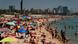 Praia em Barcelona lotada de banhistas Praia em Barcelona lotada de banhistas