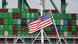Eine US-Flagge und ein Containerschiff im Hafen von Los Angeles, USA Eine US-Flagge und ein Containerschiff im Hafen von Los Angeles, USA
