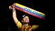 Mujer sonriendo con ojos cerrados levanta una banda con los colores de la bandera colombiana, en la que pone Colombia. Mujer sonriendo con ojos cerrados levanta una banda con los colores de la bandera colombiana, en la que pone Colombia.