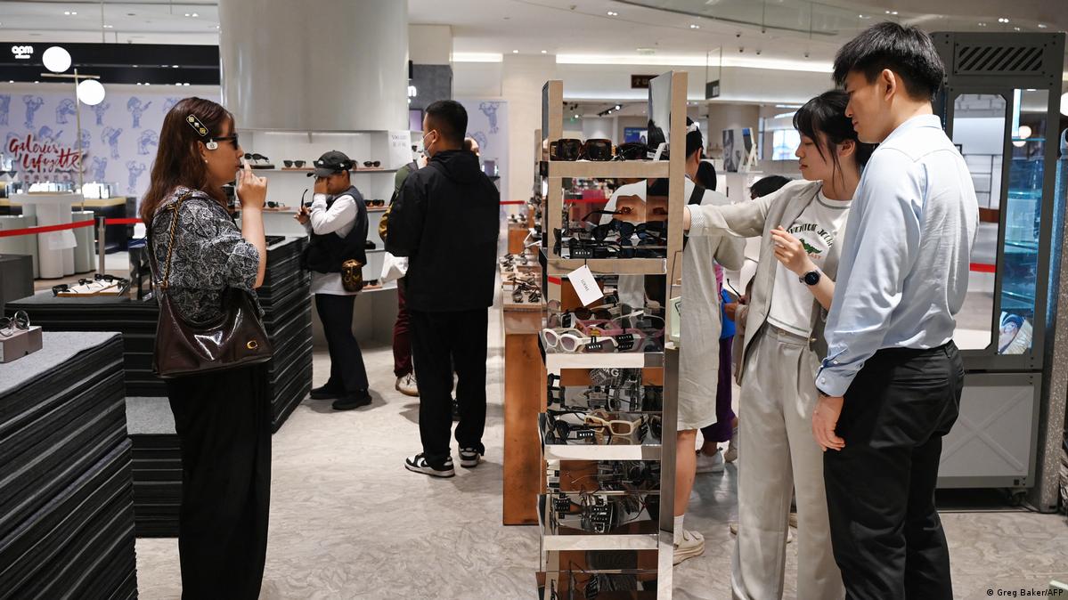 北京老佛爷闭店前夕，还有一些顾客前来选购打折商品