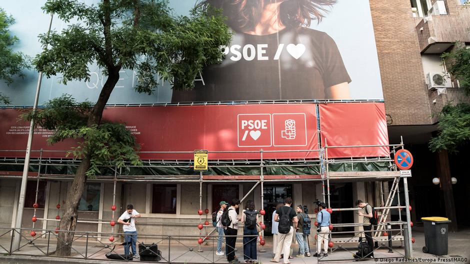 Guardia Civil española irrumpe en sede del PSOE en Madrid para investigar presunta financiación ilegal