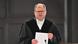 El juez Lars Engelke en el Tribunal regional de Verden-Eitzen, Alemania, con un documento en sus manos, en el juicio contra la presunta exterrorista Daniela Klette. (27.05.2026).