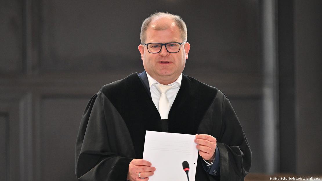El juez Lars Engelke en el Tribunal regional de Verden-Eitzen, Alemania, con un documento en sus manos, en el juicio contra la presunta exterrorista Daniela Klette. (27.05.2026).