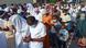 Personas con mascarillas rezan con la cabeza agachada, durante una plegaria conjunta en Goma, República Democrática del Congo. Personas con mascarillas rezan con la cabeza agachada, durante una plegaria conjunta en Goma, República Democrática del Congo.