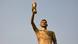 La enorme estatua de Lionel Messi resiente los embates del viento y ya es sostenida con cuerdas para evitar que se desplome. La enorme estatua de Lionel Messi resiente los embates del viento y ya es sostenida con cuerdas para evitar que se desplome.