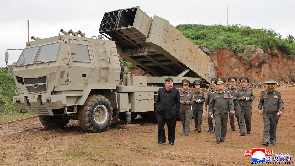 Kim supervisa sistemas mejorados de artillería y misiles