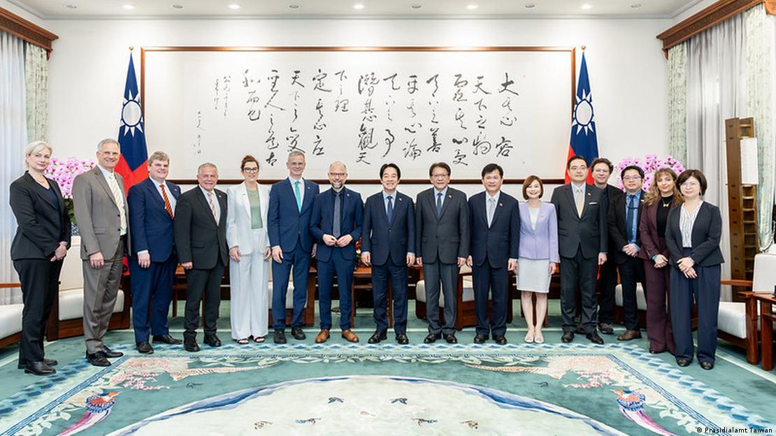 图为5月26日,德国议会访团与台湾总统赖清德合影。 图为5月26日,德国议会访团与台湾总统赖清德合影。