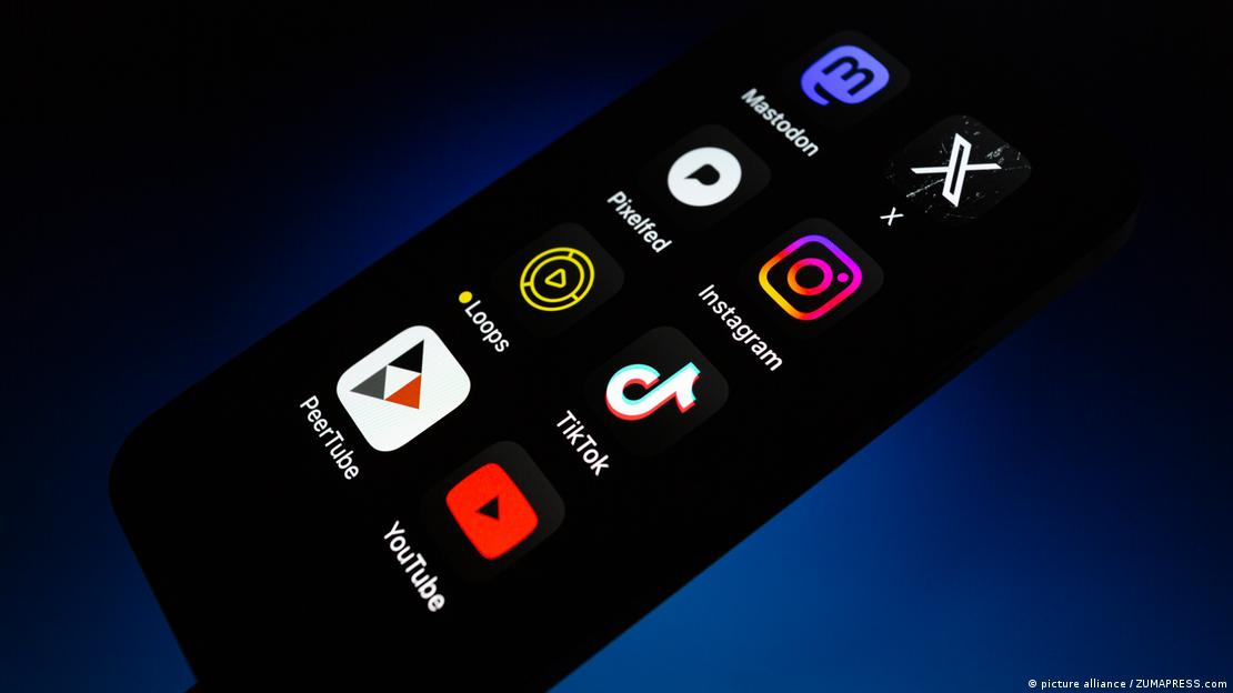 Cep telefonunda Instağram, TikTok, Youtube ve X logoları yer alıyor