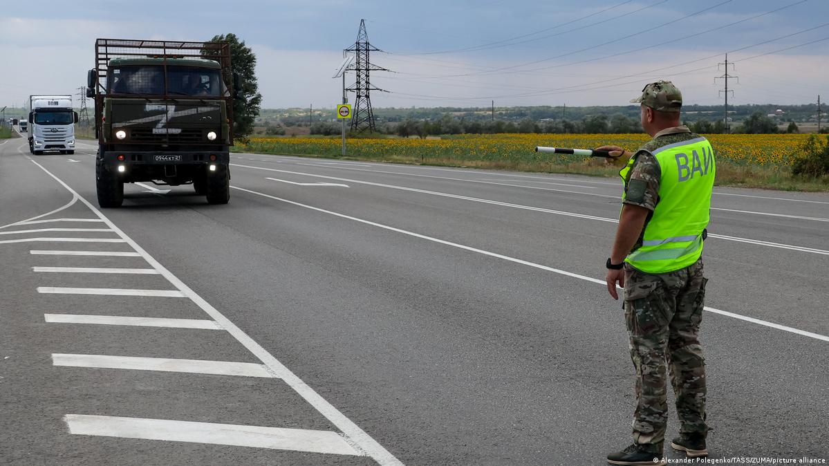 Yol hərəkəti polisi yol boyunca avtomobili yönləndirir
