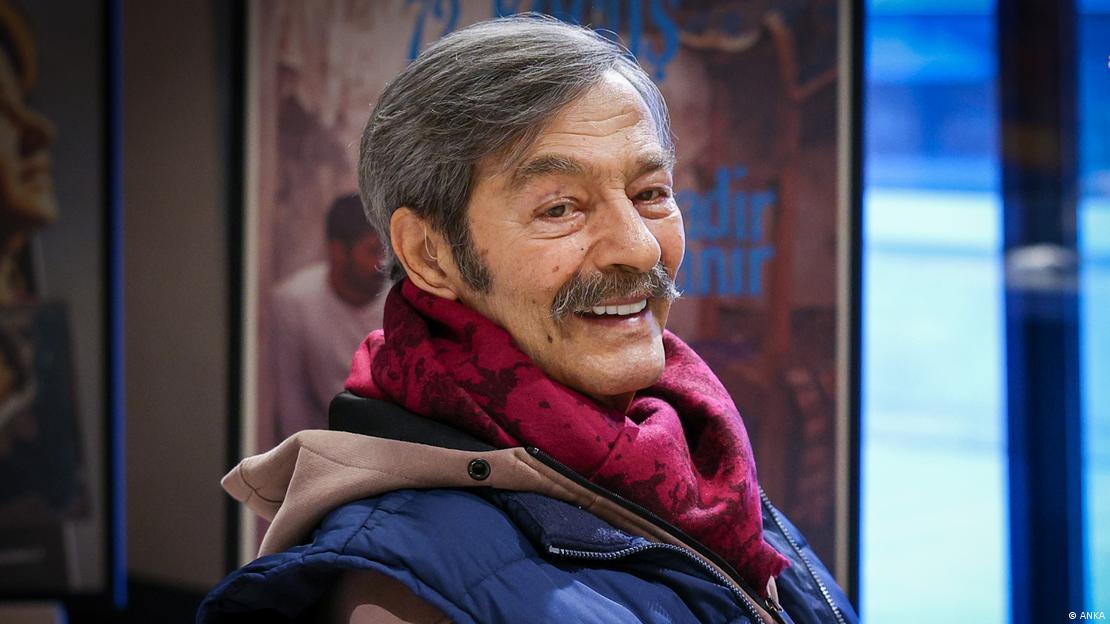 Son yıllarında sağlık sorunlarıyla mücadele eden Kadir İnanır, Ocak 2026'daki bir fotoğrafında gülümseyerek poz veriyor.