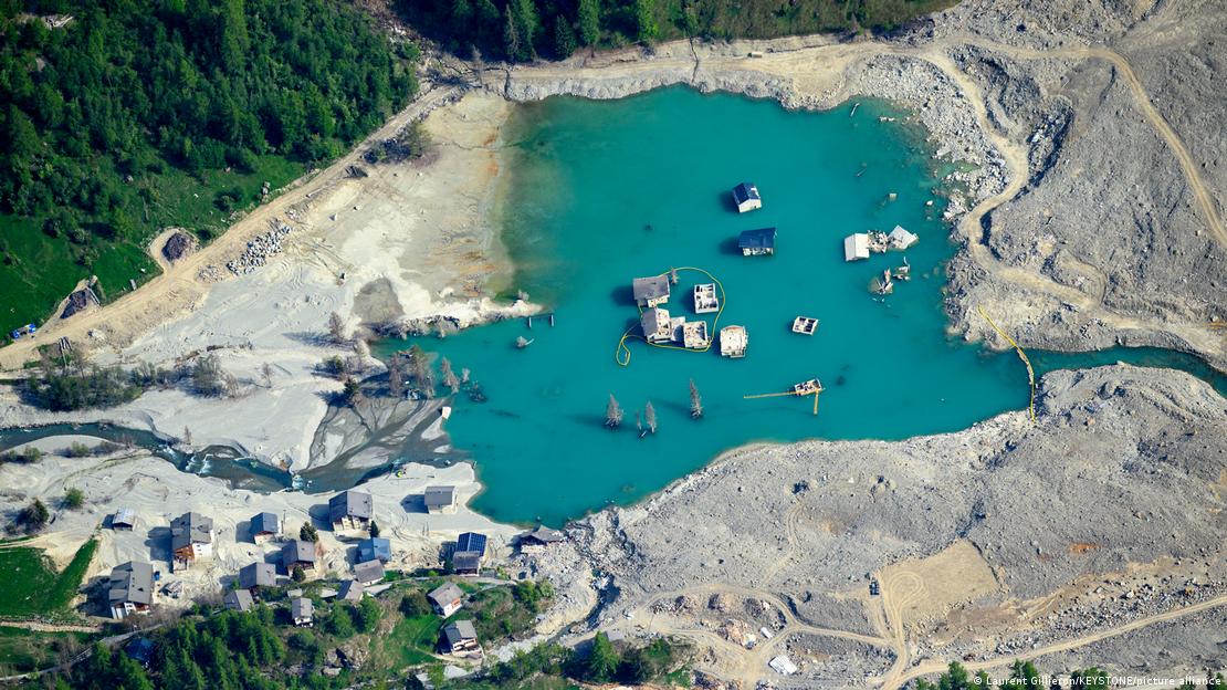 Blatten, Suiza, 2026: los restos de una localidad permanecen sumergidos en un lago tras el colapso glaciar.