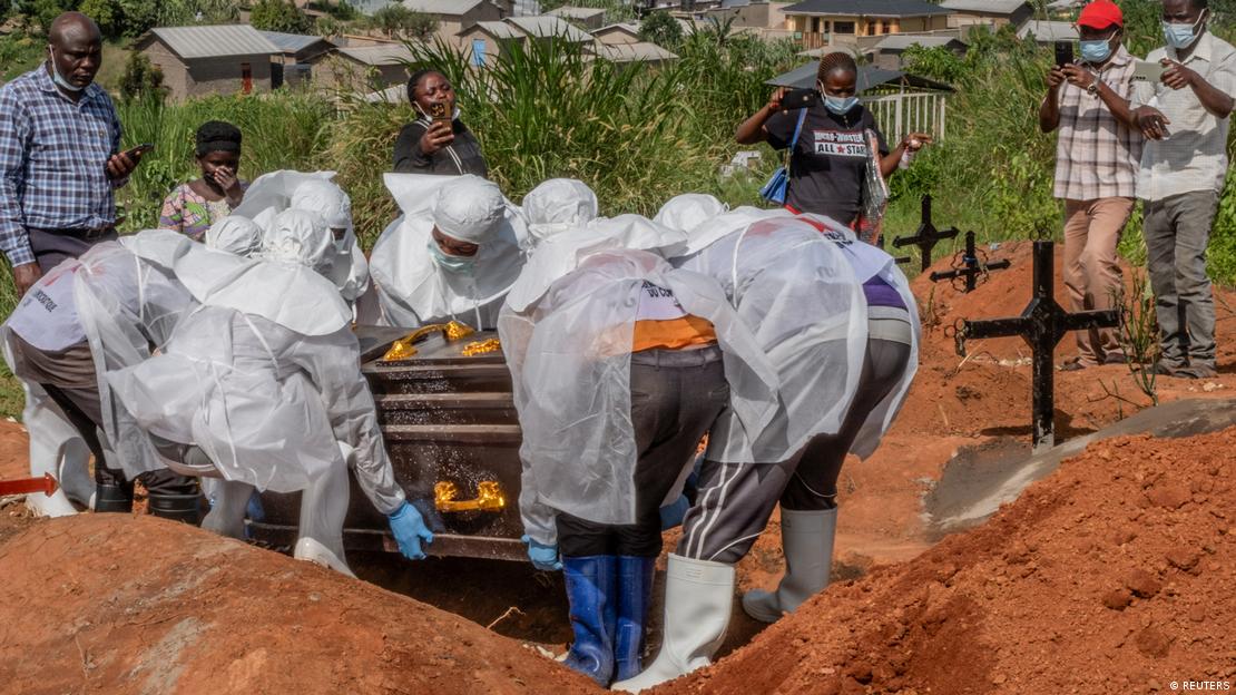 Trabajadores de la Cruz Roja entierran el cuerpo de un hombre que murió de ébola, en Bunia, República Democrática del Congo (26.05.2026)