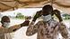 Un trabajador de salud controla la temperatura a un hombre en la frontera entre Uganda y la República Democrática del Congo. Un trabajador de salud controla la temperatura a un hombre en la frontera entre Uganda y la República Democrática del Congo.