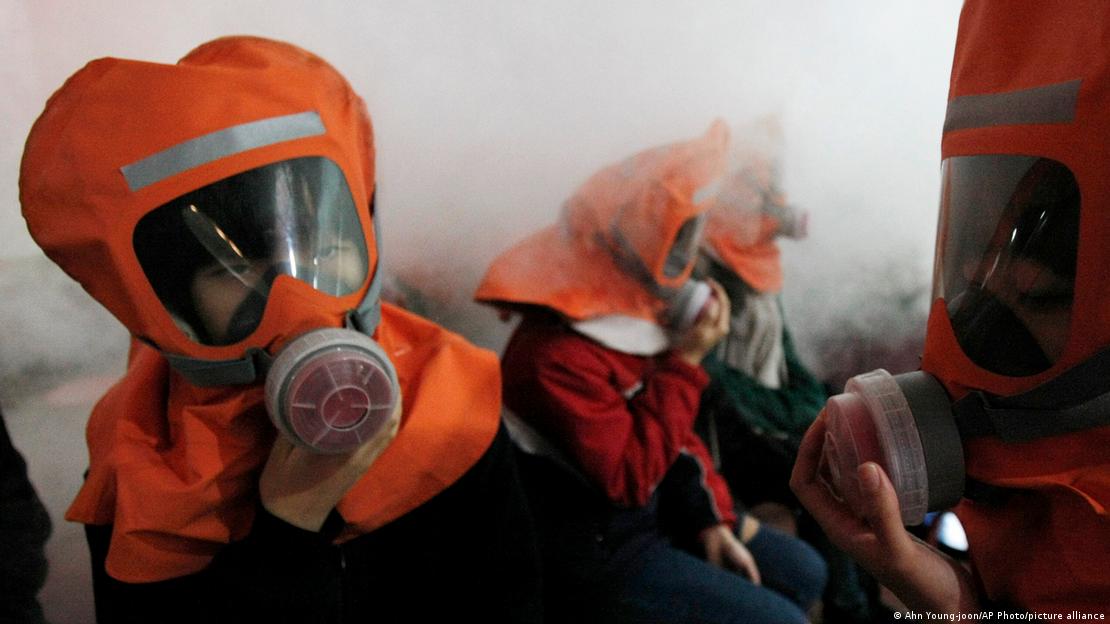 Estudiantes surcoreanos durante un ensayo con uso de máscaras de gas.