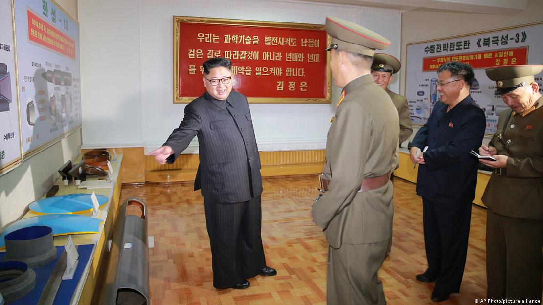 El dictador norcoreano Kim Jong-un durante una visita a un instituto de investigación química.