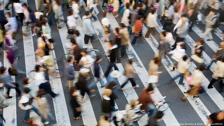 Ecuación matemática sugiere que la población mundial podría reducirse a la mitad antes de 2064