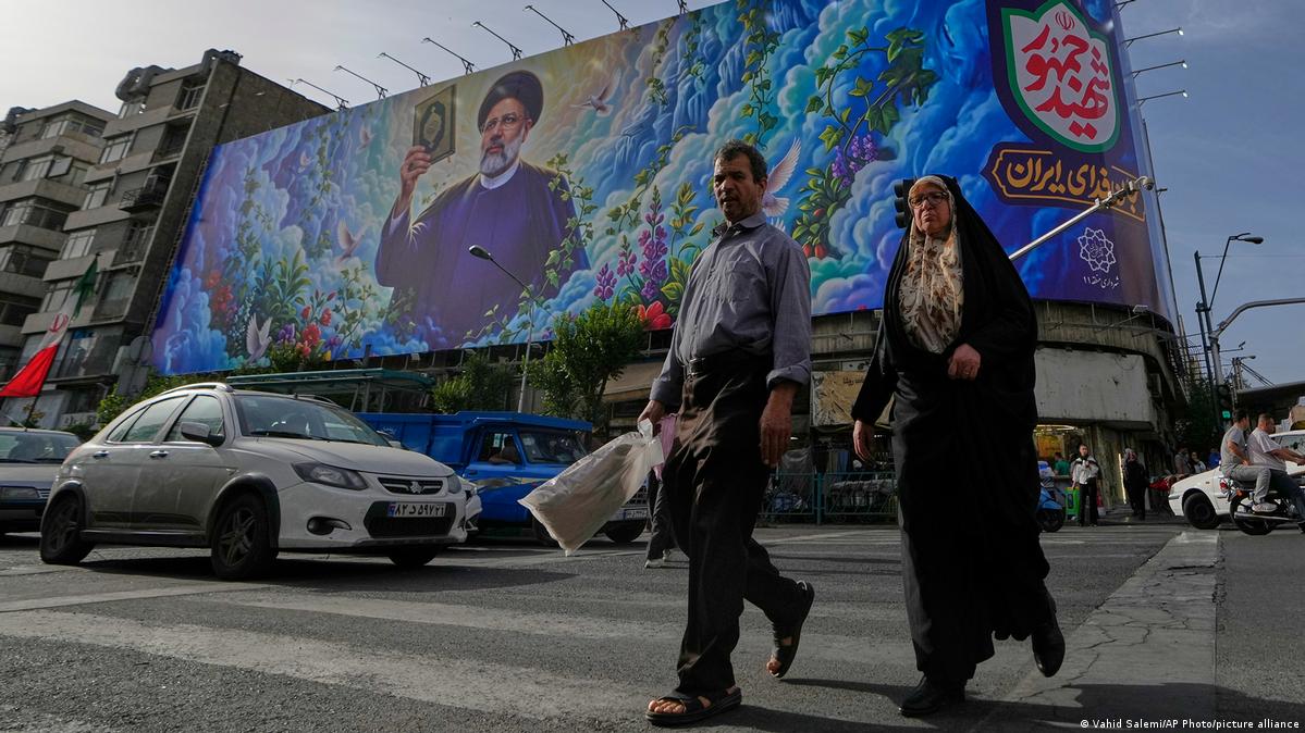 图为5月28日的德黑兰街头，看版上绘有已故伊朗总统莱希（Ebrahim Raisi）。