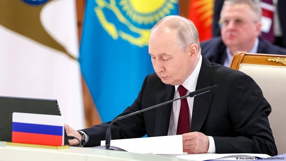 Володимир Путін пригрозив Вірменії підвищенням тарифів, якщо та розірве відносини з Євразійським економічним союзом (ЄАЕС). Йдеться, зокрема, про залізничні перевезення та енергоносії. Він пригадав вірменцям Україну та прагнення Києва вступити до ЄС.