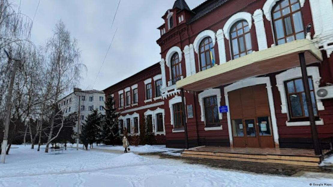 Кадр, на котром видно расположение корпусов на территории учебных заведений. Красный - здание Профессионального  колледжа, слева от которого - белое здание Педагогического  колледжа и общежития