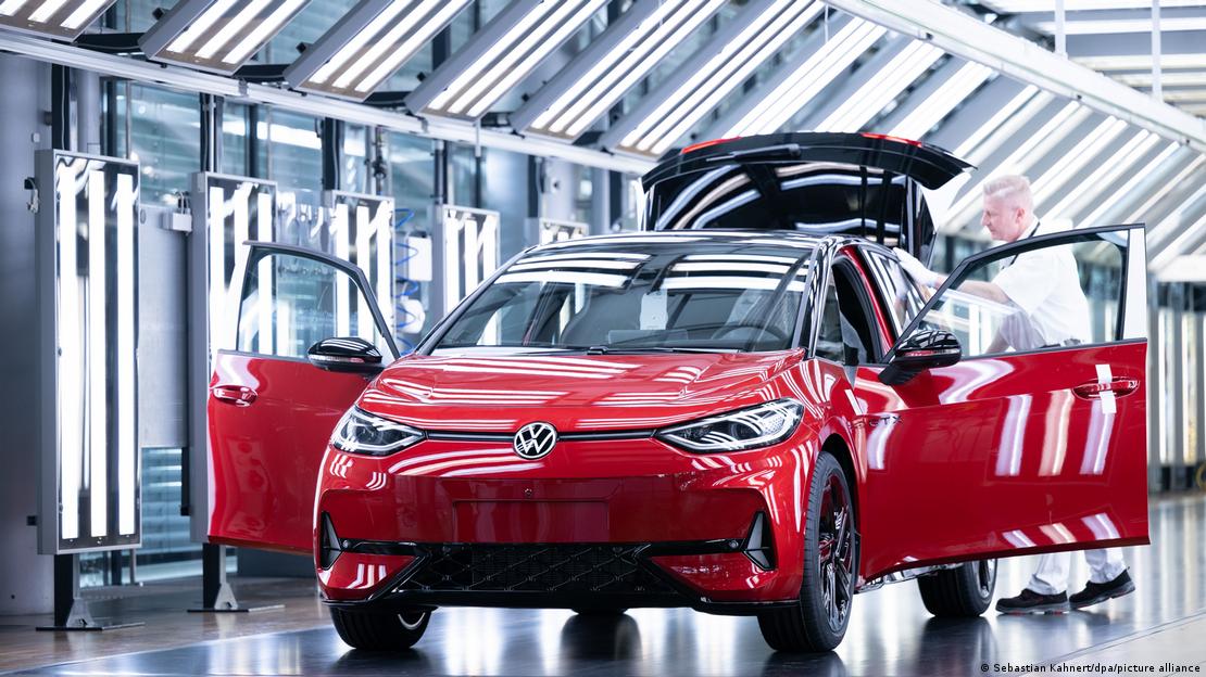 Volkswagen dio a sus primeros eléctricos de la gama ID una identidad visual propia, una estrategia que posteriormente revisó.