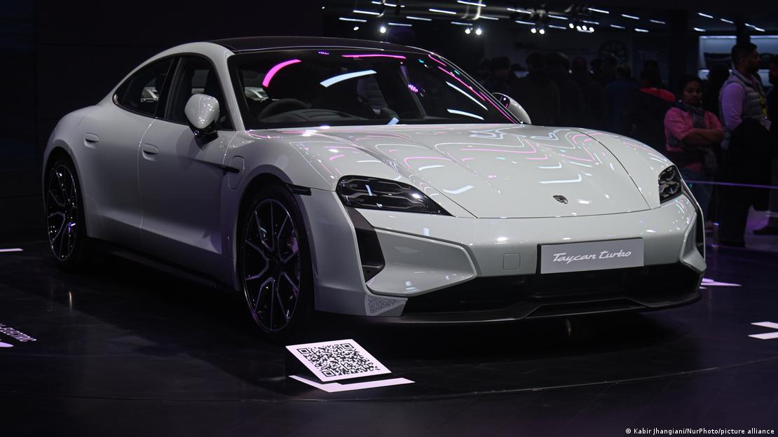 El Taycan es el mejor ejemplo de la estrategia de Porsche: adaptar sus vehículos a la era eléctrica sin alterar de forma radical su identidad visual.
