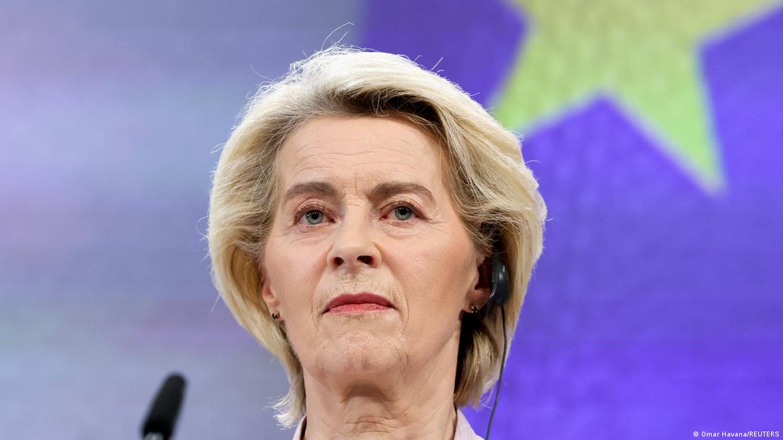 AB Komisyonu Başkanı Ursula von der Leyen, Brüksel'deki bir basın toplantısında konuşuyor. AB Komisyonu Başkanı Ursula von der Leyen, Brüksel'deki bir basın toplantısında konuşuyor.