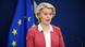 AB Komisyonu Başkanı Alman politikacı Ursula von der Leyen için iklim koruma Brüksel'in öncelikli konularından biri. Başkan von der Leyen bir AB bayrağı önünde kürsüde konuşurken görülüyor AB Komisyonu Başkanı Alman politikacı Ursula von der Leyen için iklim koruma Brüksel'in öncelikli konularından biri. Başkan von der Leyen bir AB bayrağı önünde kürsüde konuşurken görülüyor