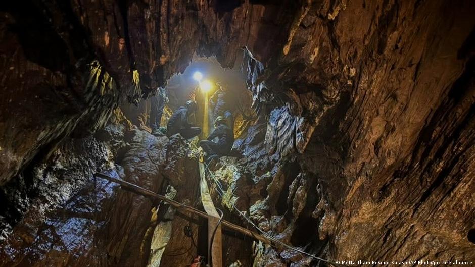 Laos: primer aldeano rescatado de una cueva inundada