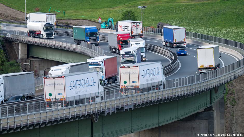 Germany news: Large demonstration blocks Alpine pass