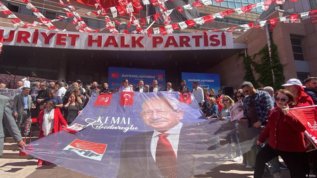 Kemal Kılıçdaroğlu destekçileri CHP Genel Merkezi önünde