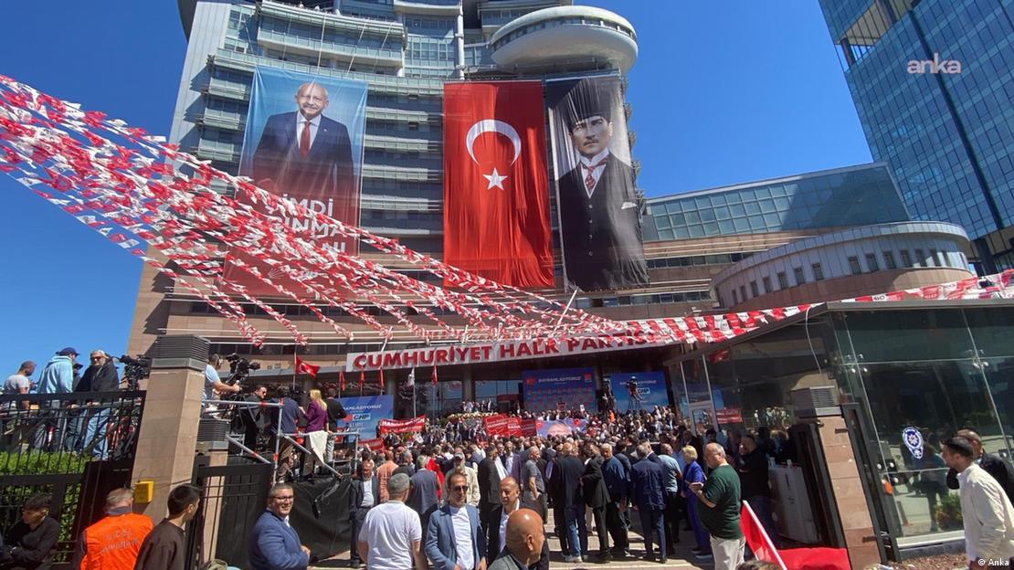 CHP'nin Ankara'daki genel merkezi. Binanın üzerinde atanan genel başkan Kemal Kılıçdaroğlu ve Atatürk'ün resimleri bulunuyor  