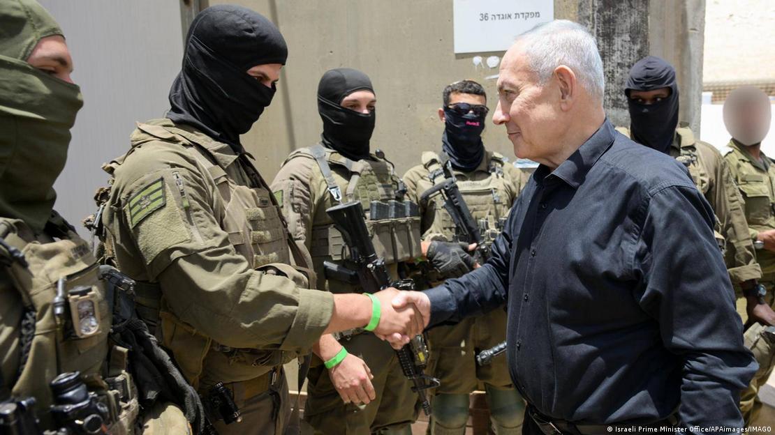 Netanyahu aperta a mão de um soldado, enquanto outros esperam o cumprimento Netanyahu aperta a mão de um soldado, enquanto outros esperam o cumprimento