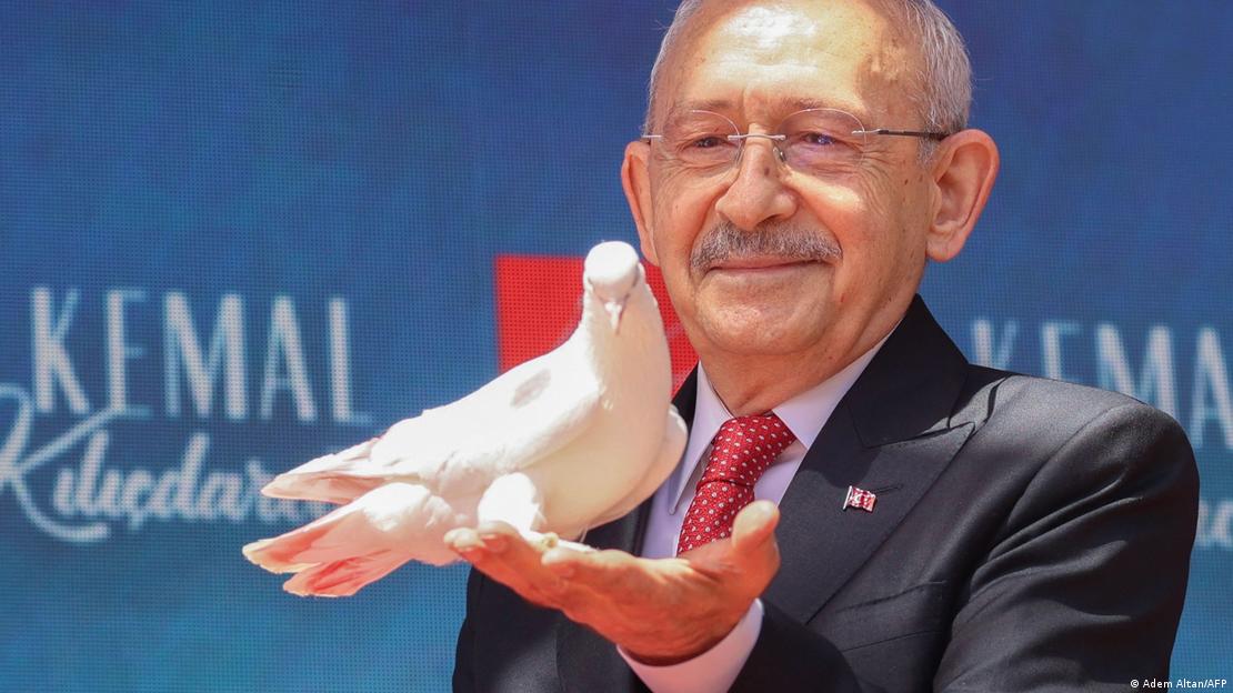 Kemal Kılıçdaroğlu, 30 Mayıs'ta CHP Genel Merkezi önünde yaptığı konuşmada beyaz güvercin uçurmaya hazırlanıyor