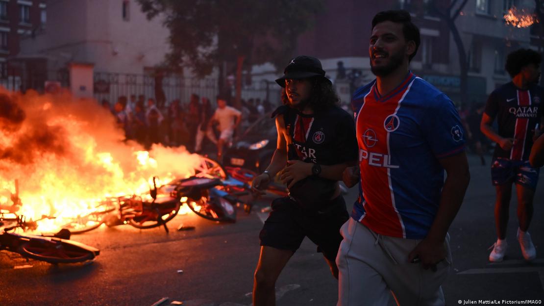 پیرس میں موٹر سائیکلوں کو آگ لگی ہوئی ہے پیرس میں موٹر سائیکلوں کو آگ لگی ہوئی ہے