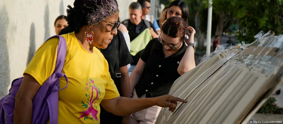 Colombia: Polls open in tight presidential election
