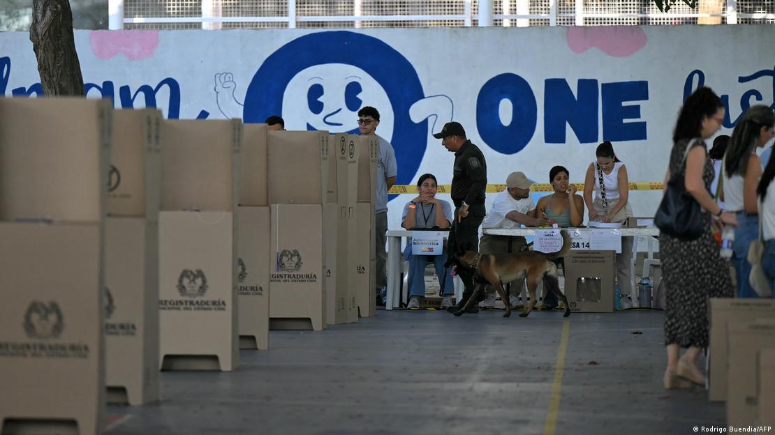 Un policía y su perro patrullan la escuela La Enseñanza, donde el candidato presidencial colombiano Abelardo de la Espriella, del movimiento Salvadores de la Patria, ejercería su voto durante las elecciones presidenciales en Barranquilla. (31.05.2026) Un policía y su perro patrullan la escuela La Enseñanza, donde el candidato presidencial colombiano Abelardo de la Espriella, del movimiento Salvadores de la Patria, ejercería su voto durante las elecciones presidenciales en Barranquilla. (31.05.2026)