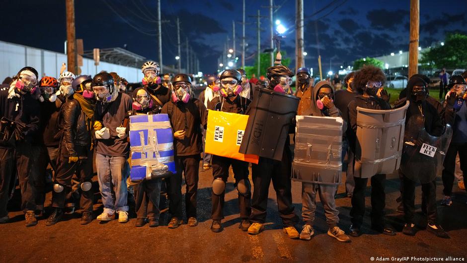 ΗΠΑ: Ο δήμαρχος του Νιούαρκ διέταξε απαγόρευση κυκλοφορίας μετά τις διαμαρτυρίες του Ντέλενεϊ Χολ