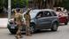 Habitantes del sur de Beirut se aprestan a abandonar el lugar en automóvil tras orden de ataque de Netanyahu, mientras dos soldados les indican el camino. (1.06.2026). Habitantes del sur de Beirut se aprestan a abandonar el lugar en automóvil tras orden de ataque de Netanyahu, mientras dos soldados les indican el camino. (1.06.2026).