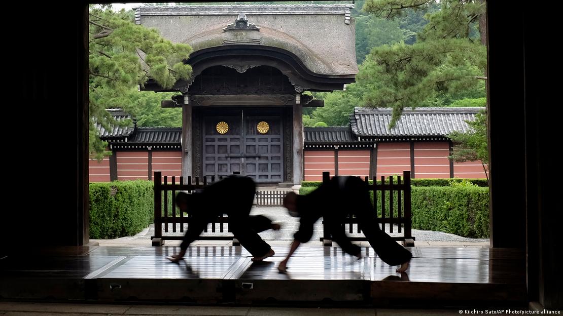 Monjes pulen el corredor de madera del templo zen Soji-ji, en Yokohama, una de las mayores sedes del budismo zen en Japón.