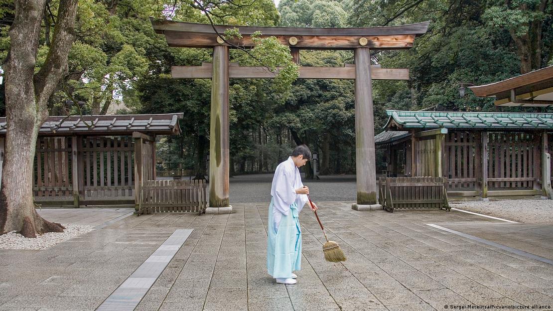 Trabajadores limpian los jardines del santuario Yasukuni, en Tokio, como parte de la rutina diaria de mantenimiento del recinto.