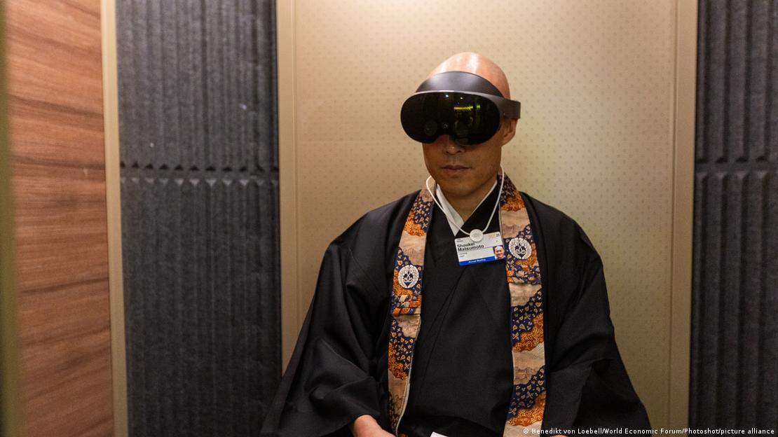 El monje budista Shoukei Matsumoto durante en una meditación inmersiva en el Foro Económico Mundial de Davos en enero de 2025.