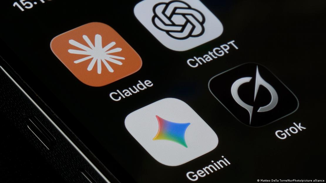 Asistentes de IA Claude, ChatGPT, Gemini y Grok en la pantalla de un teléfono inteligente.
