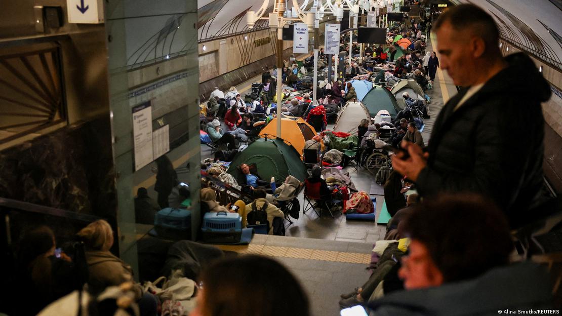 Ukraine Kyjiw 2026 | Menschen suchen Schutz in Metrostation während russischem Luftangriff